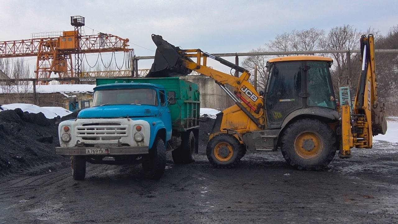 📹 В Донецке пенсионерам шахт доставили бесплатный уголь