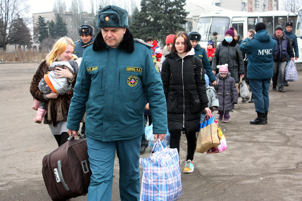 📸📹 Сотрудники МЧС ДНР круглосуточно оказывают помощь эвакуируемым гражданам