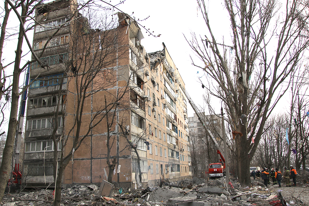 📹 Обстрел ВФУ причинил огромный ущерб многоэтажному дому в Донецке
