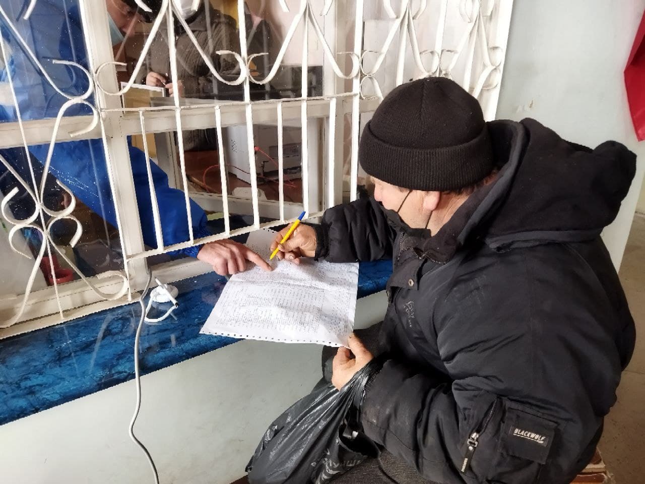 Жители Гранитного получили первые пенсионные выплаты