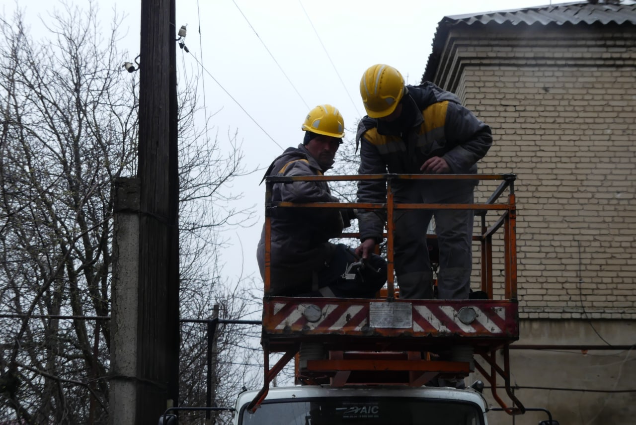📸 Энергетики восстанавливают электроснабжение школы в Волновахе