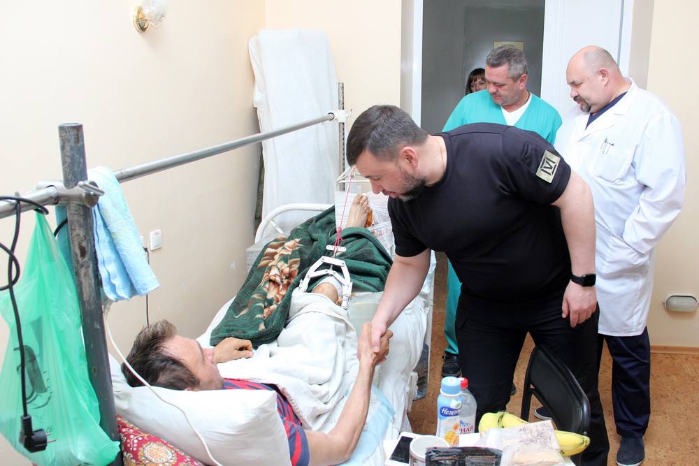 📸 Денис Пушилин навестил раненых бойцов ДНР