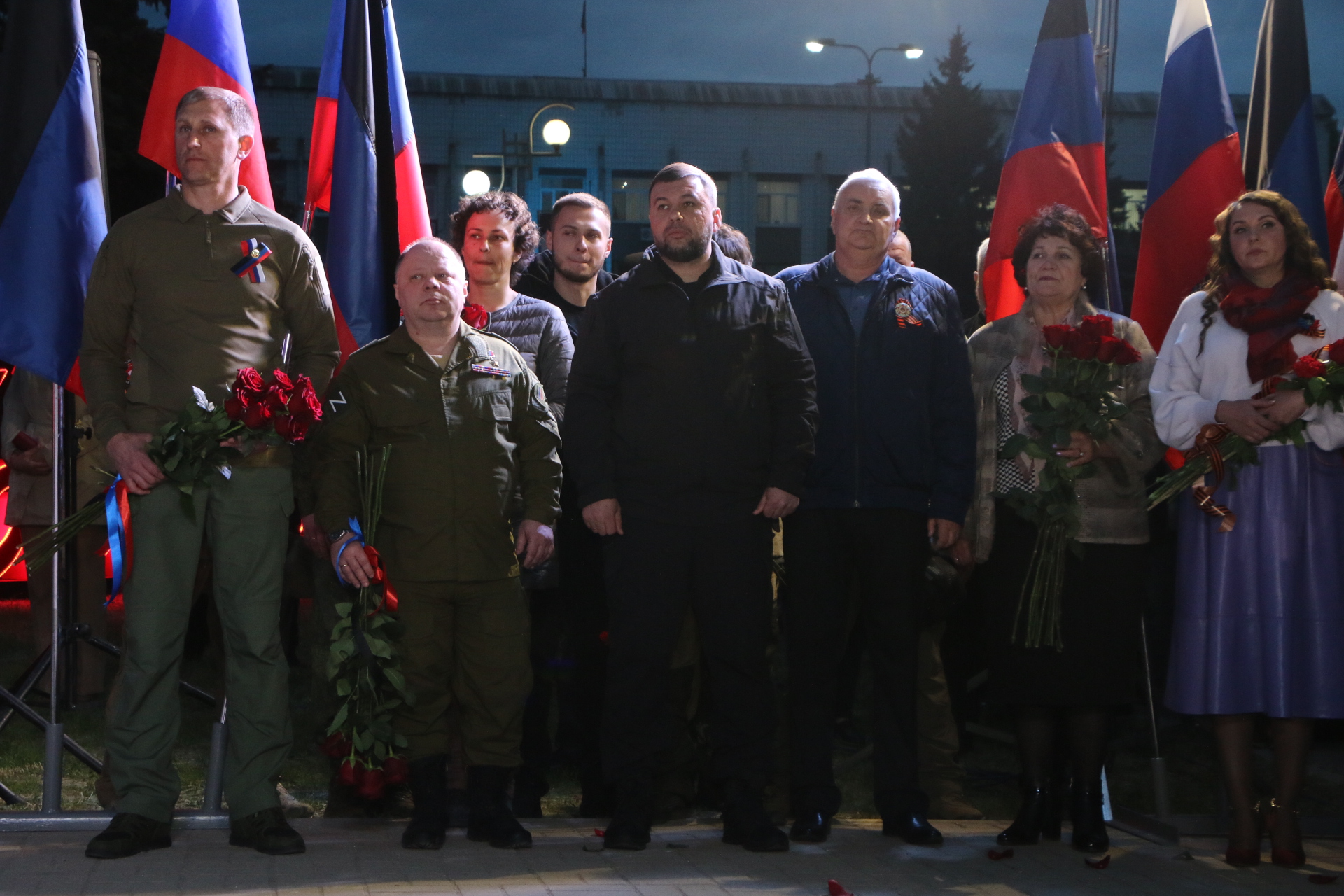 Донецк праздник. Митинг донецкая народная республика 2014. Плакаты лнр. Молодежь донецка. Провозглашение днр.