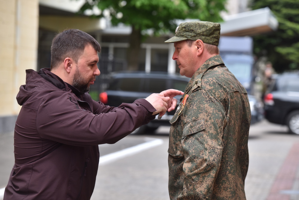 📸 Денис Пушилин наградил военнослужащих ДНР
