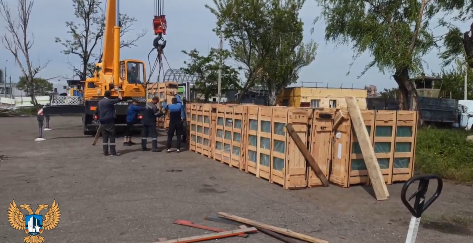 📹 Для ремонта объектов ДНР доставили партию стекла из России