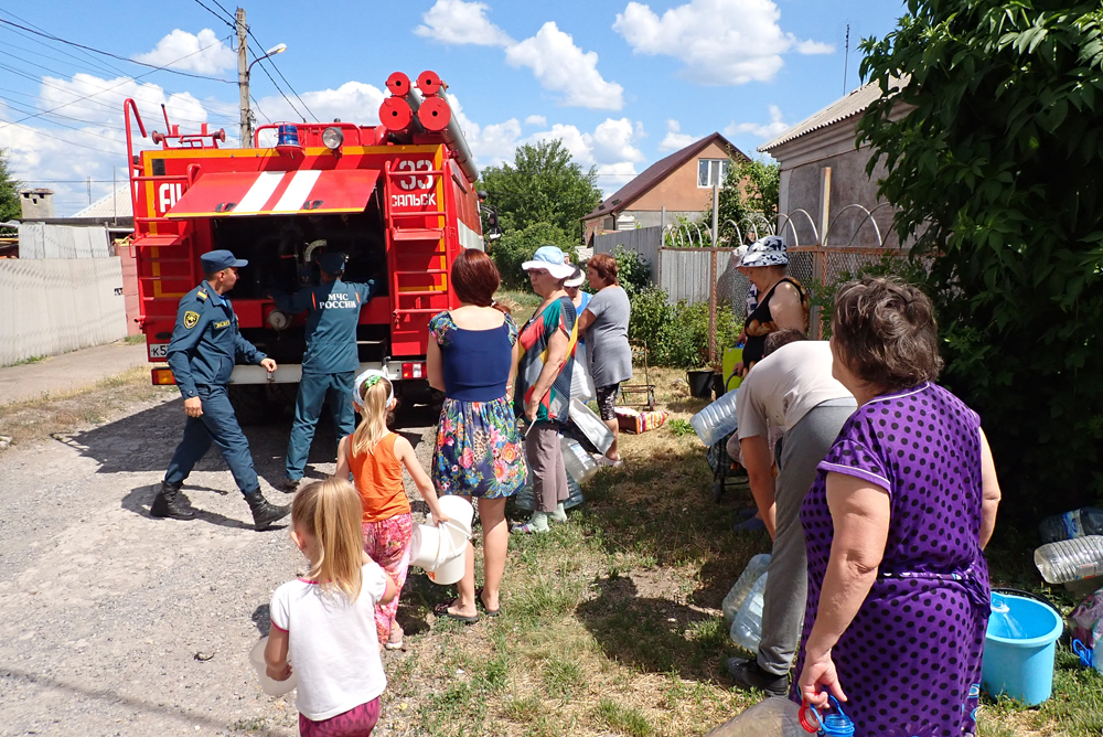 📸 📹 Силами МЧС ДНР и МЧС России организован ежедневный подвоз воды в жилые кварталы  Донецка