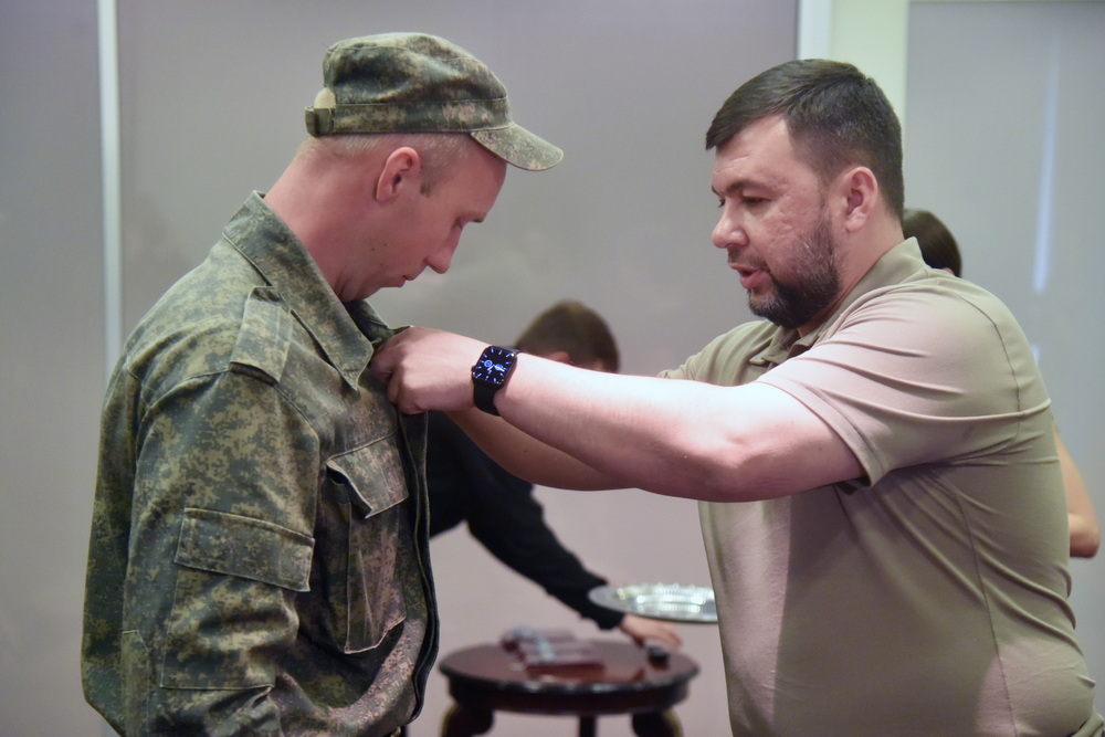 📸 Денис Пушилин вручил государственные награды бойцам мобилизационного резерва