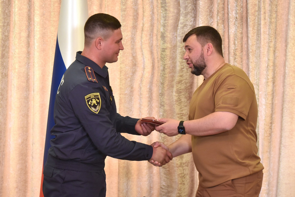 📸 «Личная позиция – не оставаться в стороне»: Денис Пушилин наградил за отвагу жителей Республики
