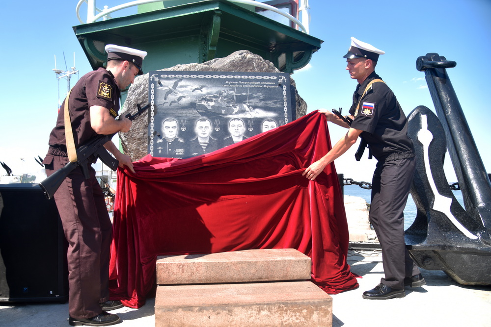 📸Глава ДНР принял участие в церемонии открытия мемориальной доски морякам-новороссийцам, участвовавшим в освобождении Мариуполя