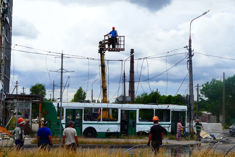 В освобожденные населенные пункты возвращается электричество