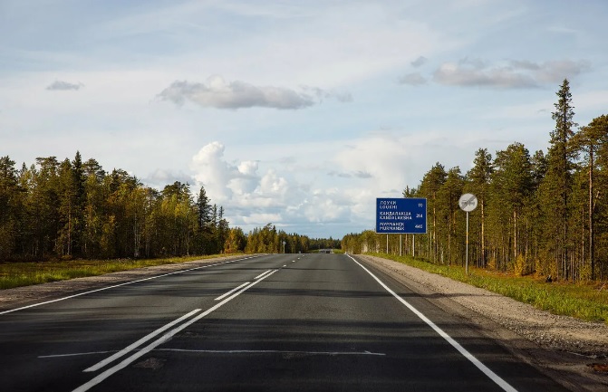 На трассе М-03 устанавливают новые дорожные указатели