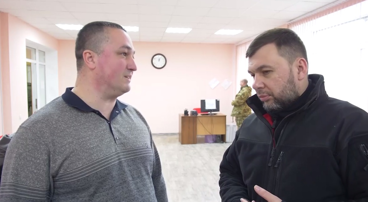 Денис Пушилин посетил МФЦ в Шахтерске