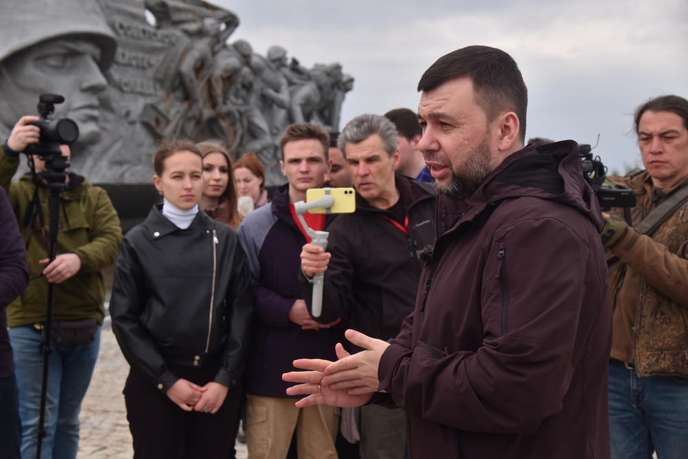 📸📹 Денис Пушилин провел экскурсию для молодежи на территории мемориального комплекса «Саур-Могила»