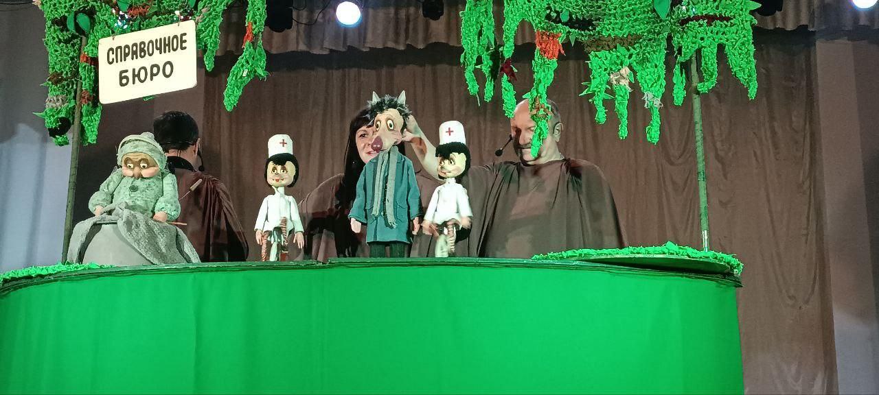 Донецкий театр кукол показал праздничные спектакли детям Енакиева и Ждановки