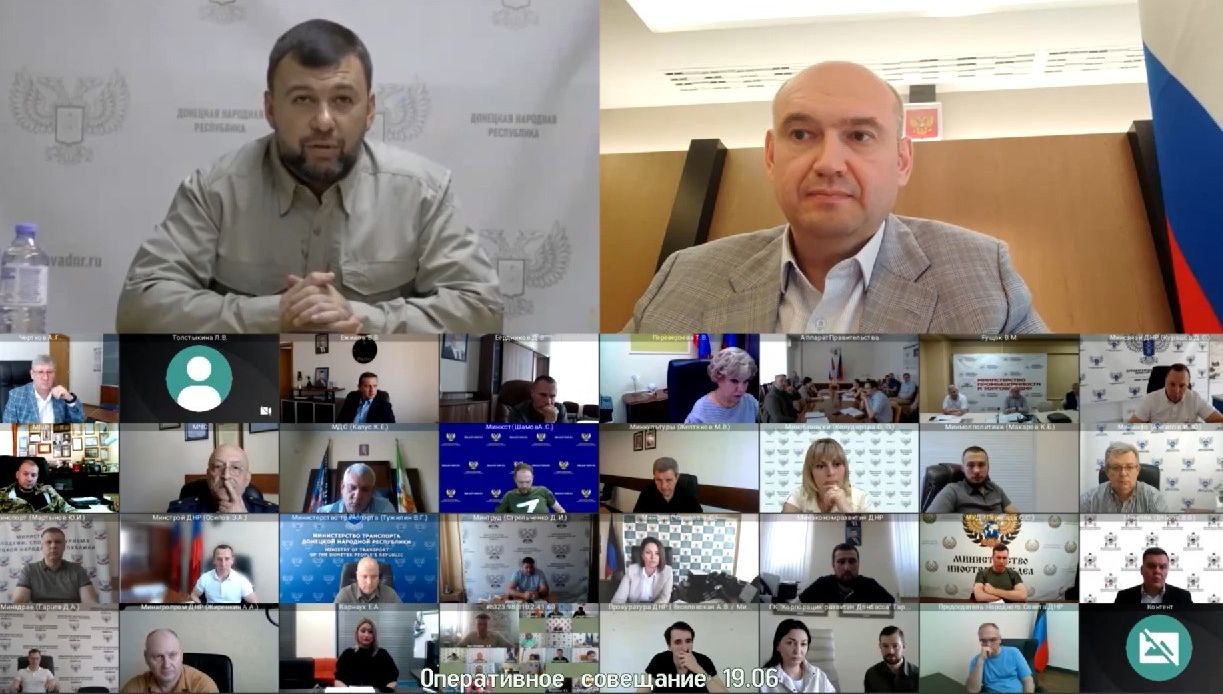 Денис Пушилин провел еженедельное оперативное совещание