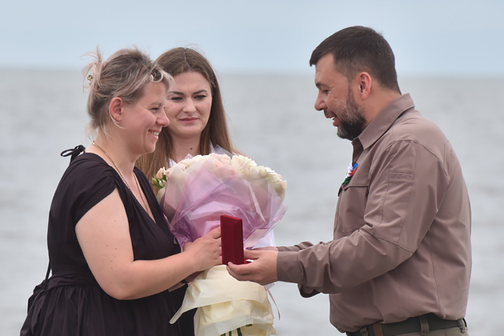 Денис Пушилин вручил многодетным родителям знак отличия «За заслуги в воспитании детей»