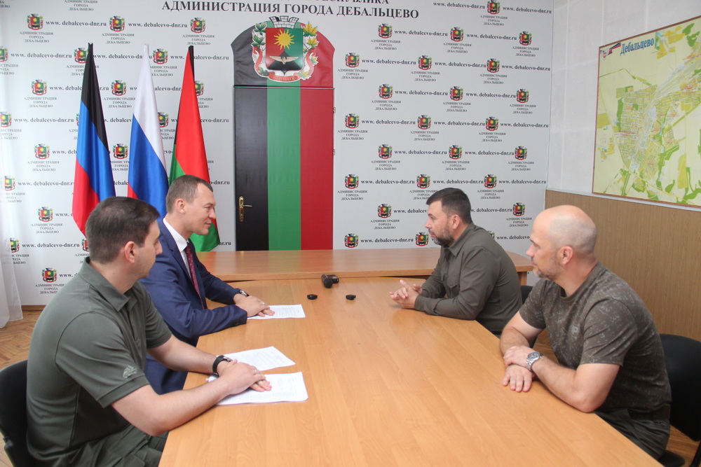 Денис Пушилин и Михаил Дегтярев обсудили вопросы оказания шефской помощи Хабаровского края городу Дебальцево