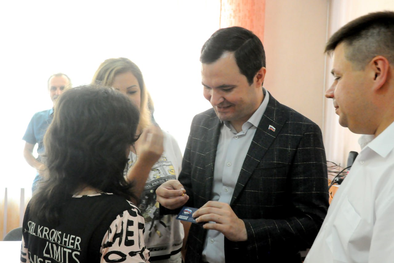 Сотрудники ДРСУ стали членами Единой России