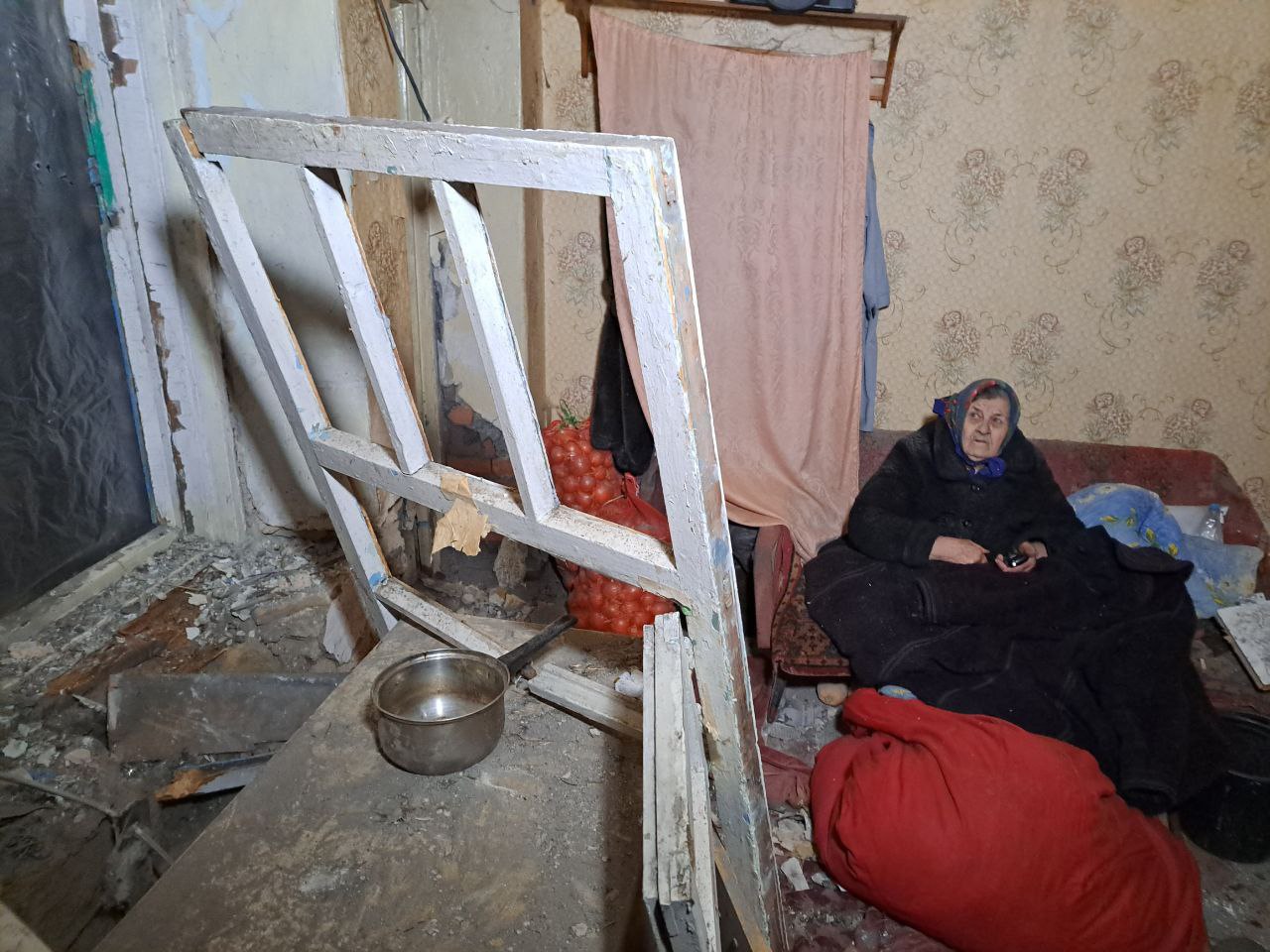 Трое мирных жителей ранены в результате обстрелов