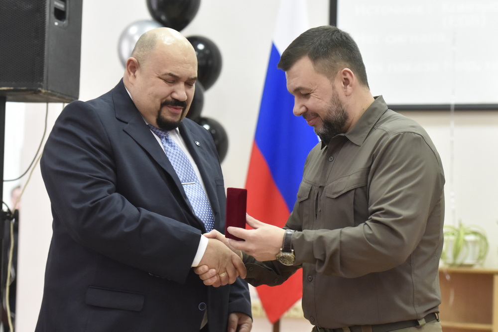 Денис Пушилин поздравил с юбилеем коллектив Республиканского травматологического центра