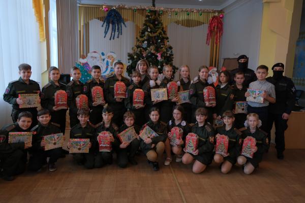 Росгвардейцы поздравили с наступающим Новым годом школьников из ДНР