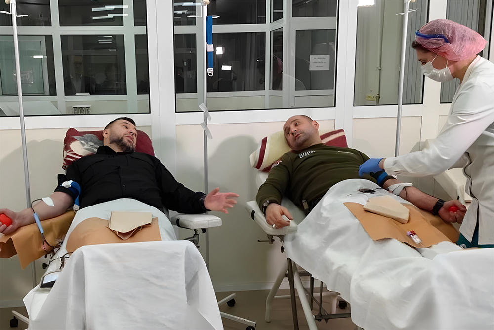 Денис Пушилин и Артем Жога сдали кровь