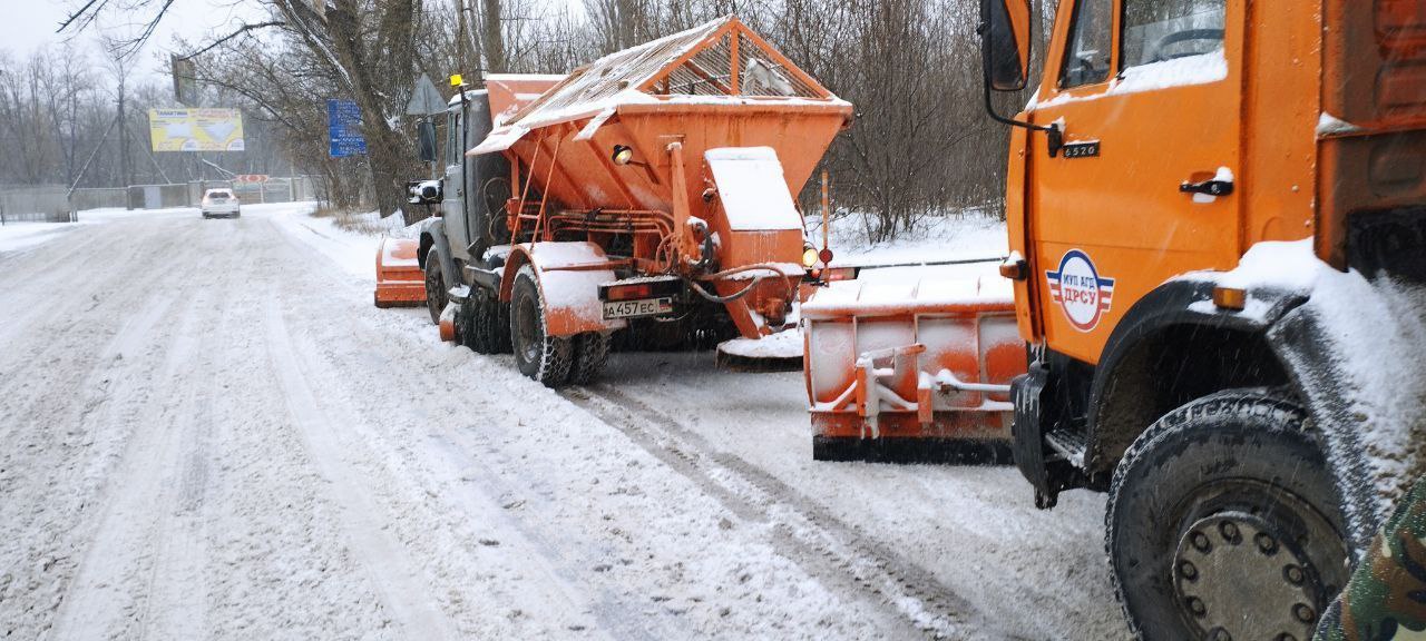 Глава ДНР поручил продолжить усиленную работу по очистке дорог от снега