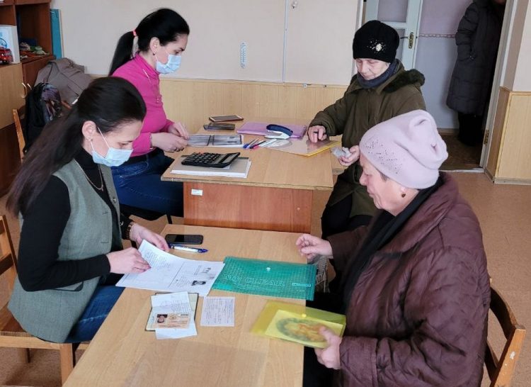 Эвакуированным из Авдеевки оказывается помощь