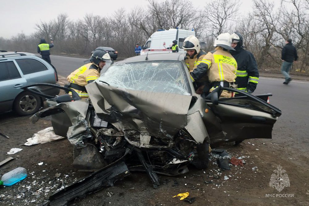 Сотрудники МЧС оказали помощь пострадавшим в ДТП