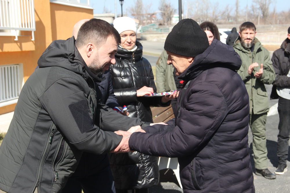 Денис Пушилин вручил ключи от новых квартир жителям Мариуполя