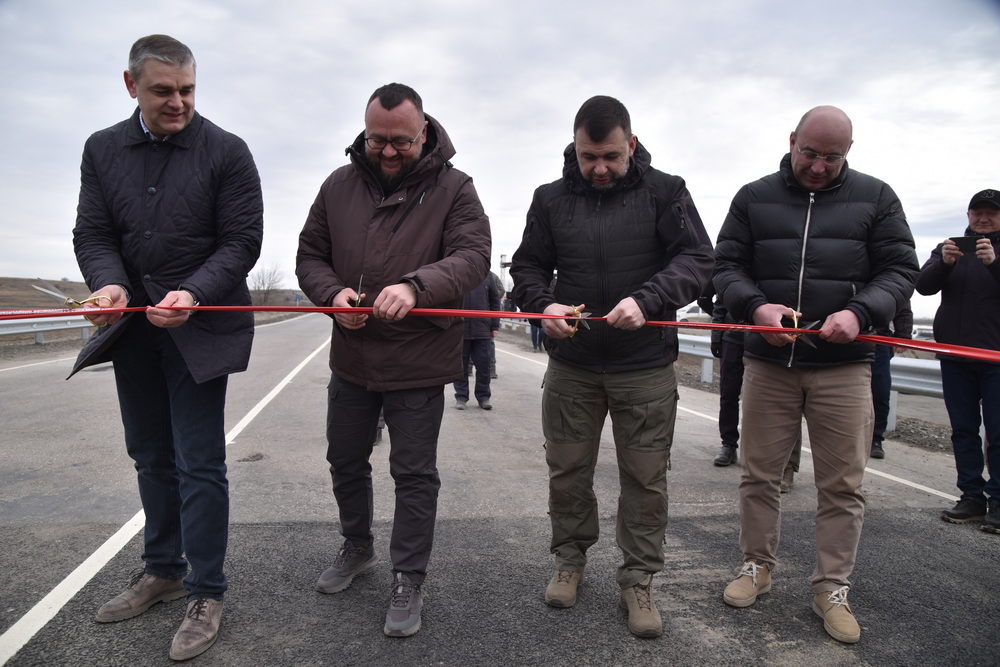 Глава ДНР открыл движение по восстановленному мосту
