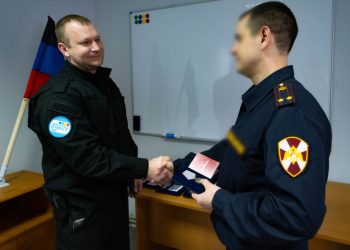 Сотрудников частных охранных предприятий в ДНР наградили росгвардейцы