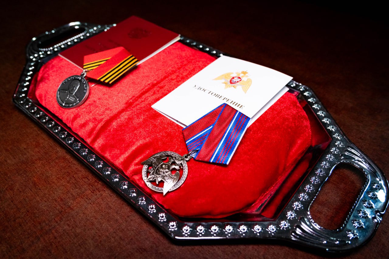 Росгвардейцев наградили медалями за храбрость