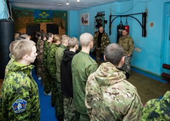 Спортивный инвентарь подарили росгвардейцы детям в ДНР