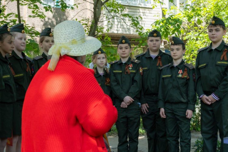 Участника Великой Отечественной войны поздравили росгвардейцы в ДНР