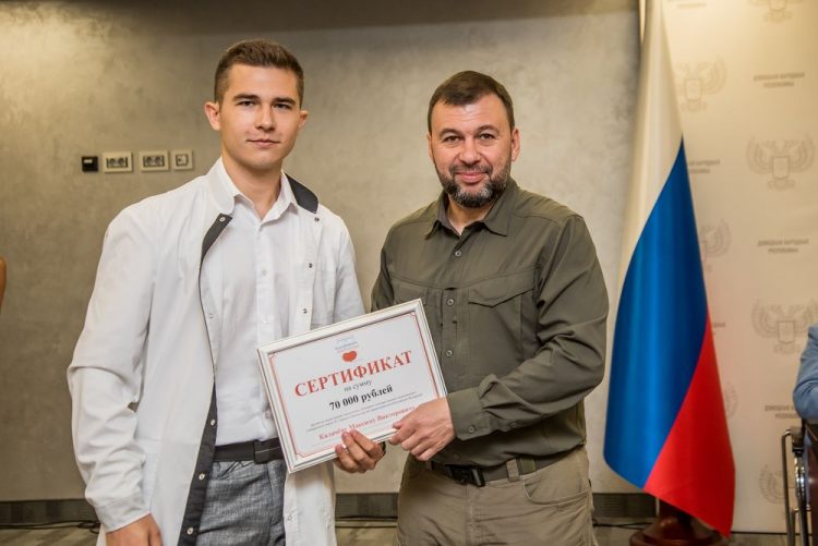 Глава Республики вручил сертификаты на получение премий молодым медикам