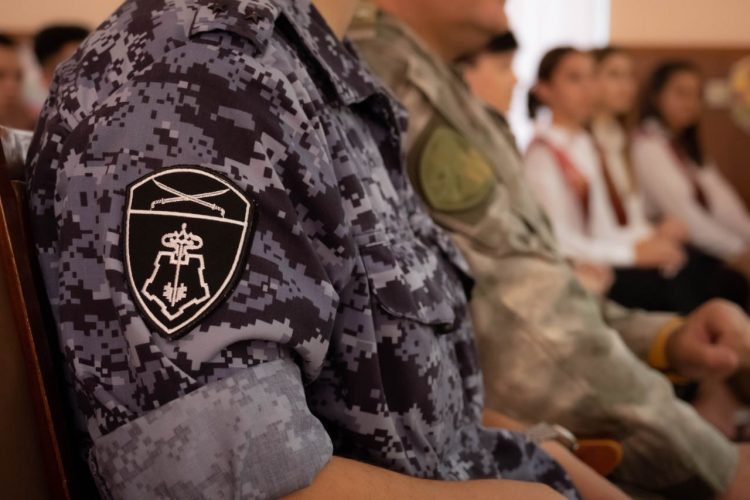 Представитель Росгвардии поздравил выпускников с окончанием школьного обучения