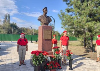 В Мариуполе открыли бюст Героя России
