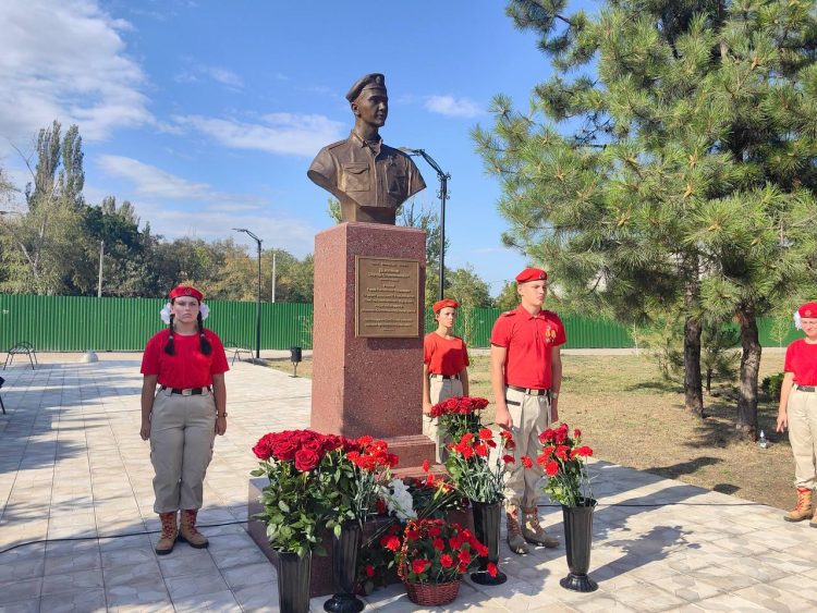 В Мариуполе открыли бюст Героя России