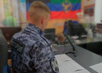 Инспектор по контролю оборота оружия Росгвардии выступил в прямом эфире республиканского радио в Донецке