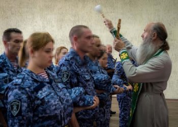 Священнослужители РПЦ поздравили присягнувших на верность Отечеству росгвардейцев в ДНР