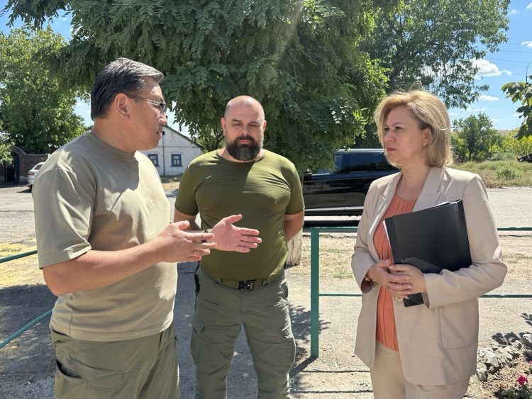 Зампред правительства проинспектировала ход восстановительных работ в двух школах