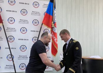 293 сотрудника угольной промышленности получили награды ко Дню шахтера