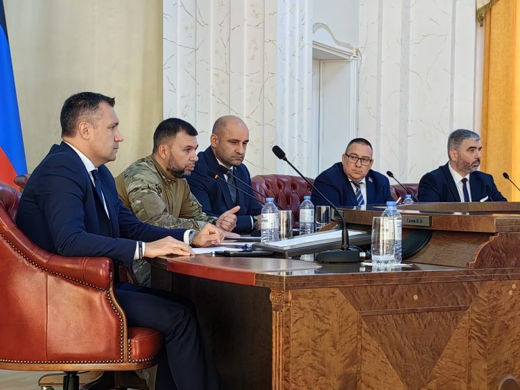 Глава ДНР встретился с депутатами Народного Совета