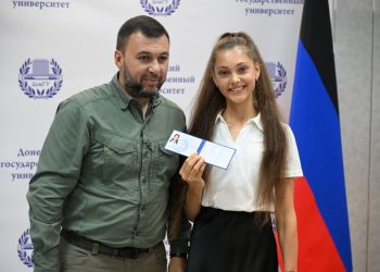 Глава ДНР вручил первокурсникам ДонГУ студенческие билеты