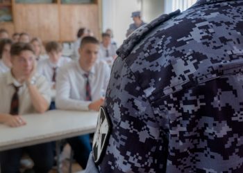 В ДНР росгвардейцы провели со школьниками тематическое занятие
