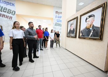 Денис Пушилин посетил выставку, посвященную защитникам Донбасса