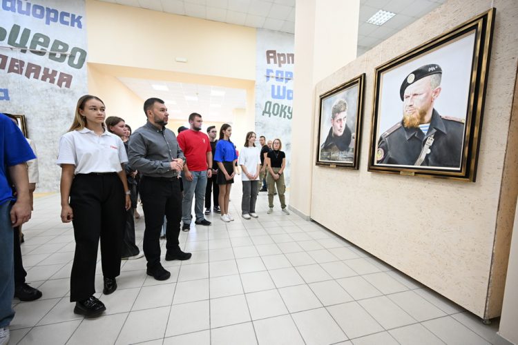 Денис Пушилин посетил выставку, посвященную защитникам Донбасса