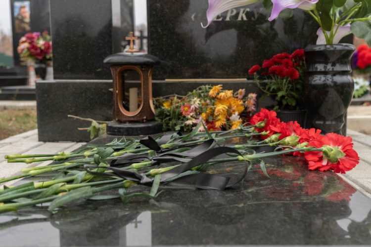 В ДНР росгвардейцы почтили память коллег погибших при исполнении служебных обязанностей.
