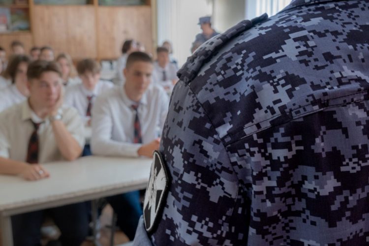 В ДНР росгвардейцы провели для школьников урок мужества